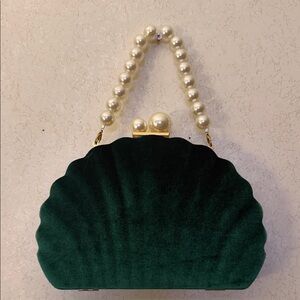 Luxurious Emerald Velvet Clutch with Pearl Handle